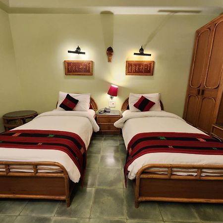Palace On Ganges - Heritage Hotel Варанаси Екстериор снимка