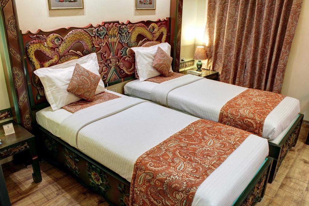 Palace On Ganges - Heritage Hotel Варанаси Екстериор снимка