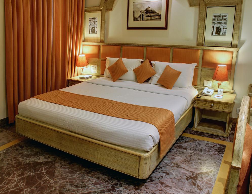 Palace On Ganges - Heritage Hotel Варанаси Екстериор снимка