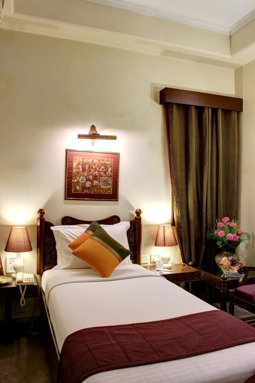Palace On Ganges - Heritage Hotel Варанаси Екстериор снимка