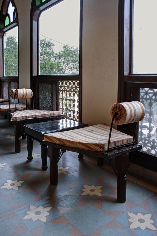 Palace On Ganges - Heritage Hotel Варанаси Екстериор снимка