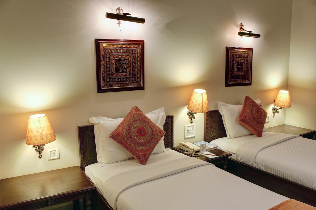 Palace On Ganges - Heritage Hotel Варанаси Екстериор снимка