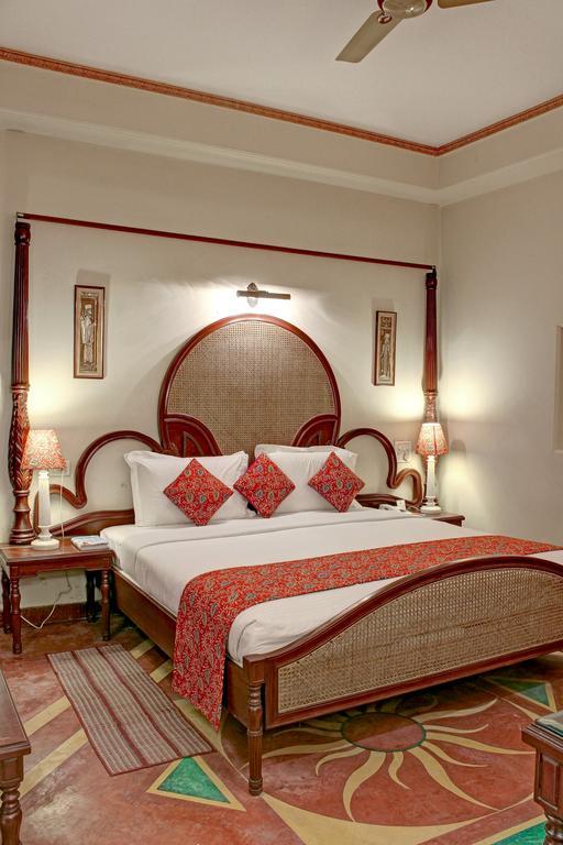 Palace On Ganges - Heritage Hotel Варанаси Екстериор снимка