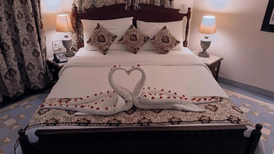 Palace On Ganges - Heritage Hotel Варанаси Екстериор снимка