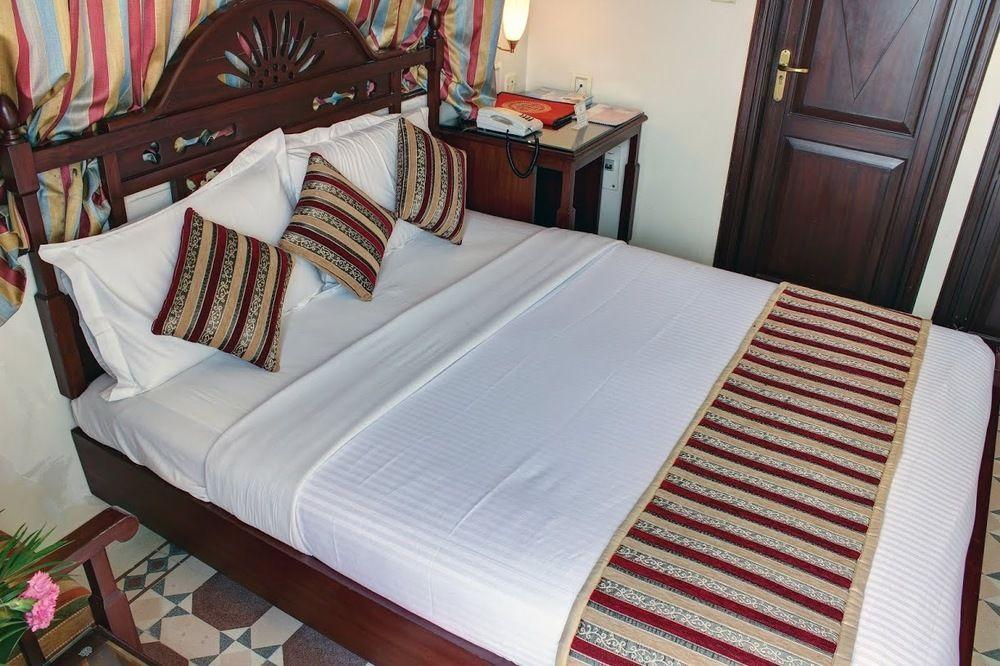 Palace On Ganges - Heritage Hotel Варанаси Екстериор снимка