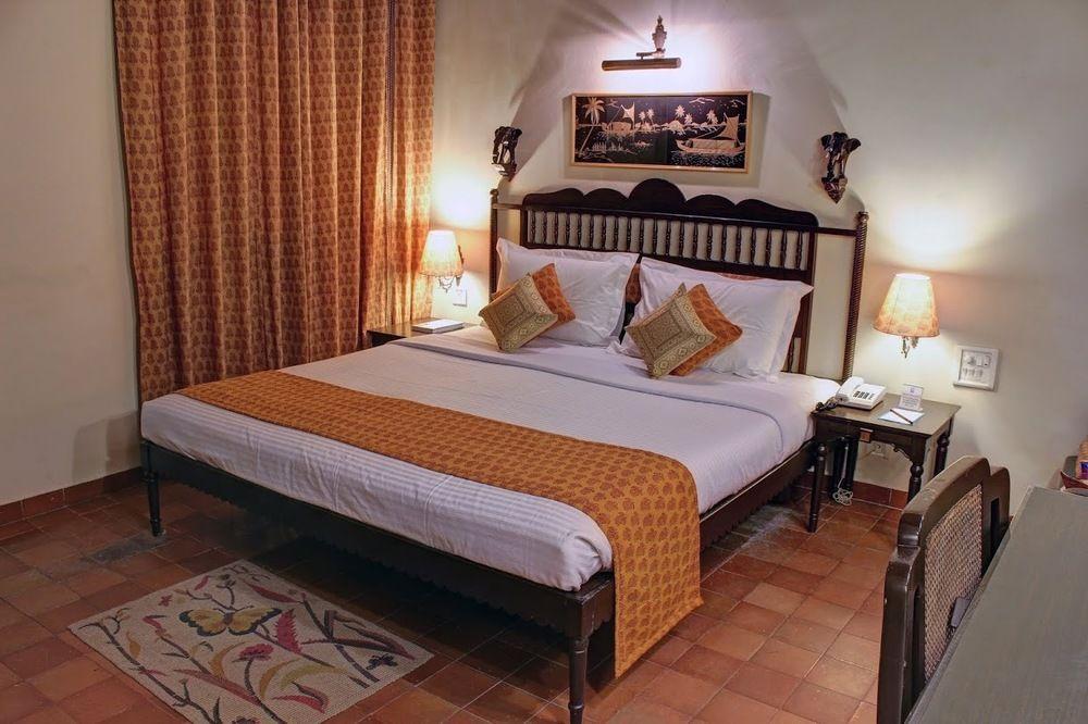 Palace On Ganges - Heritage Hotel Варанаси Екстериор снимка