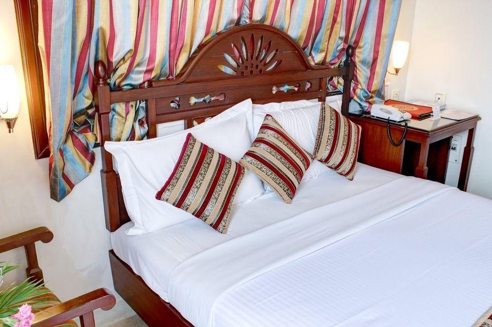 Palace On Ganges - Heritage Hotel Варанаси Екстериор снимка
