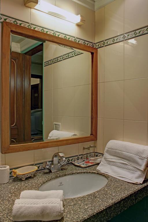 Palace On Ganges - Heritage Hotel Варанаси Екстериор снимка