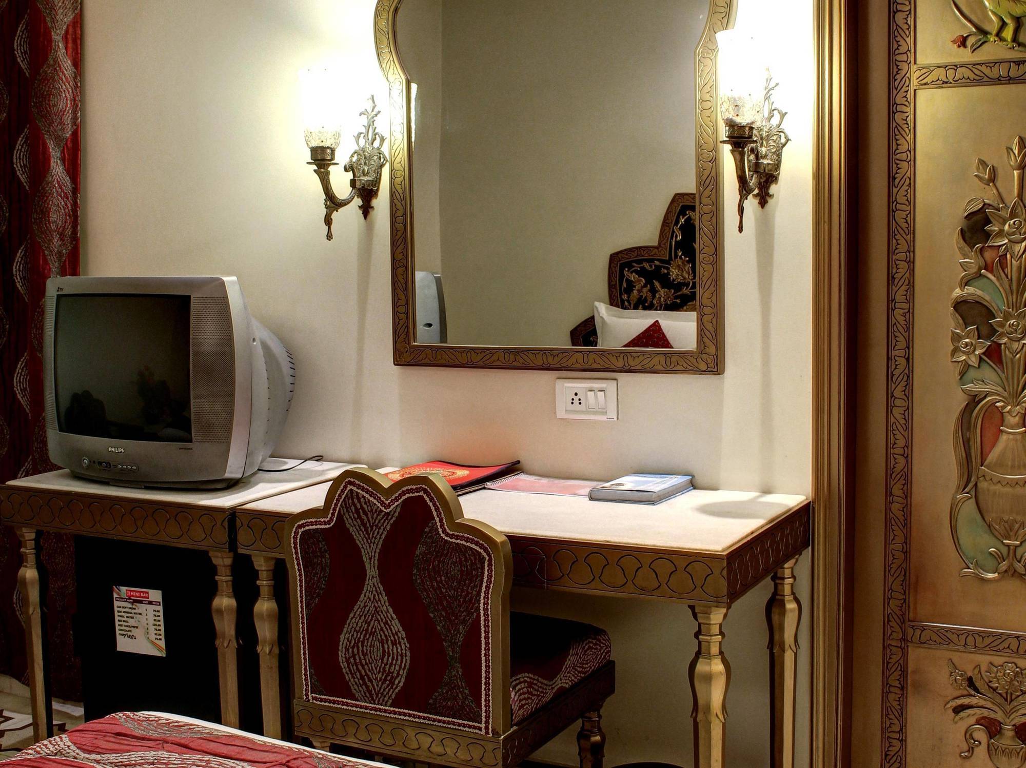 Palace On Ganges - Heritage Hotel Варанаси Екстериор снимка